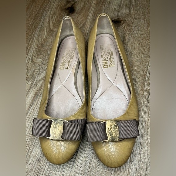 Salvatore Ferragamo Varina Ballet Flats Yellow Gold Size 6 1/2 B Women’s Shoes - Picture 1 of 10